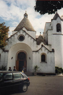 Kirche in Trulli-Bauweise